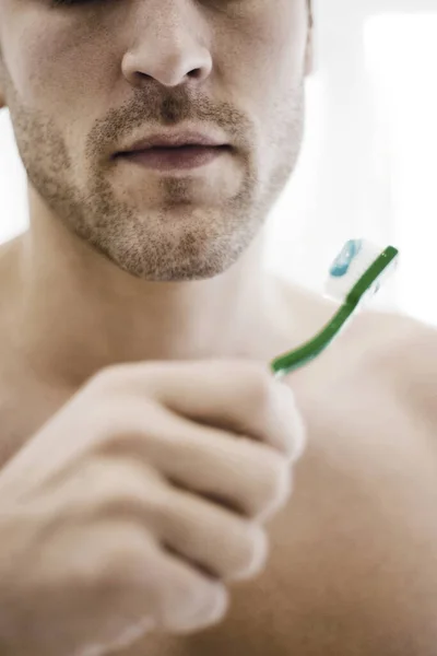 Чоловік Тримає Зубну Щітку Зубною Пастою — стокове фото