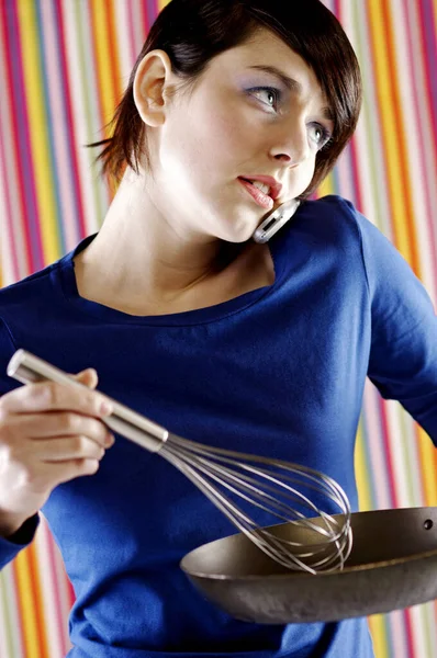 Yemek Pişirirken Telefonda Konuşan Kadın — Stok fotoğraf