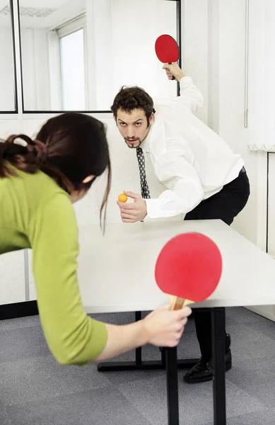 Zakenman Zakenvrouw Die Tafeltennis Spelen — Stockfoto