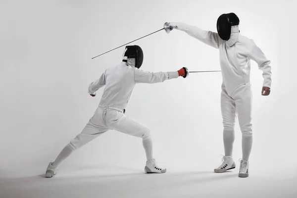 Двоє Чоловіків Фехтування Студійний Постріл — стокове фото