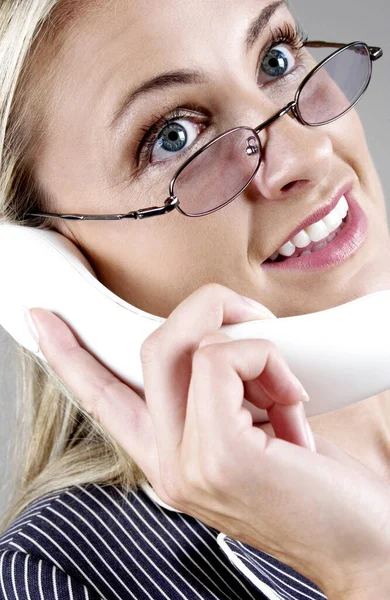 眼鏡をかけたビジネスマンが電話で話している — ストック写真