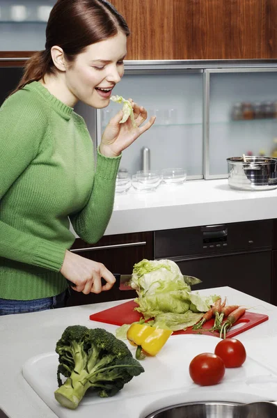 Mutfakta Sebze Doğrayan Bir Kadın — Stok fotoğraf