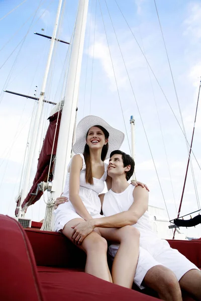 ヨットに座っているカップル — ストック写真