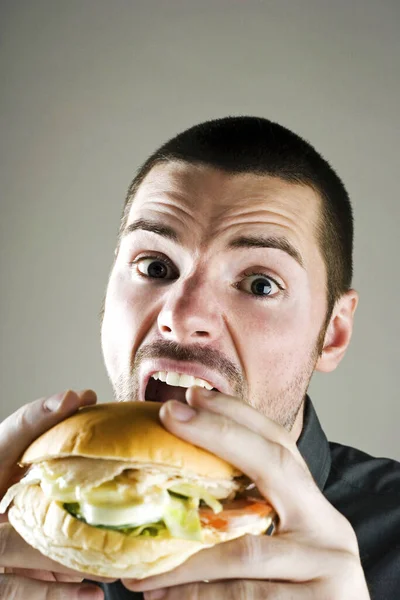 Hombre Comiendo Hamburguesa Vista Cerca — Foto de Stock