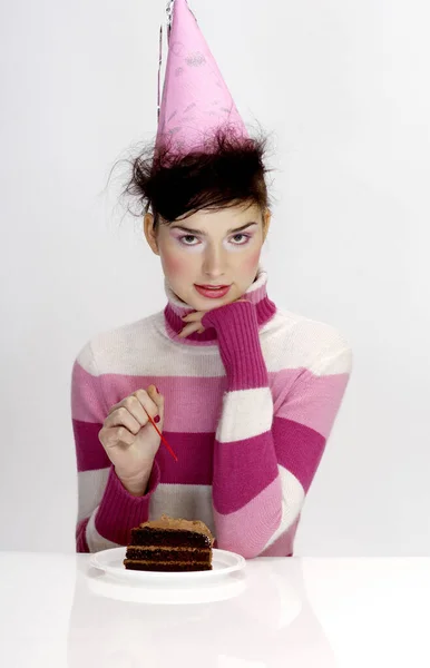 Γυναίκα Καπέλο Κόμμα Τρώει Κέικ — Φωτογραφία Αρχείου