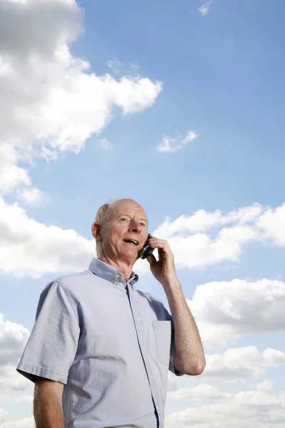 Старший Разговаривает Мобильному Телефону — стоковое фото