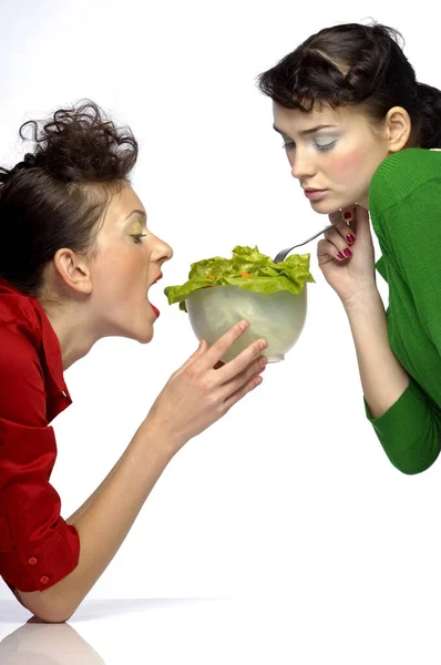 两个女人吃沙拉 — 图库照片