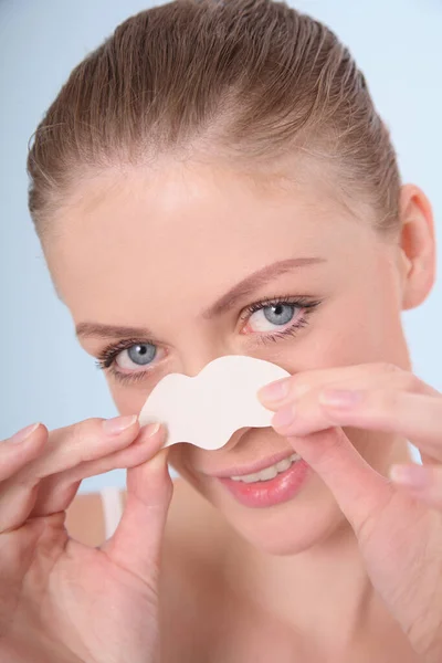 Kobieta Złuszczająca Pasek Nosie — Zdjęcie stockowe