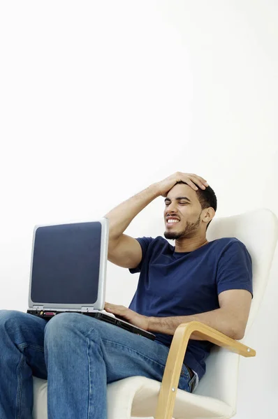Νεαρός Άνδρας Που Χρησιμοποιεί Φορητό Υπολογιστή — Φωτογραφία Αρχείου