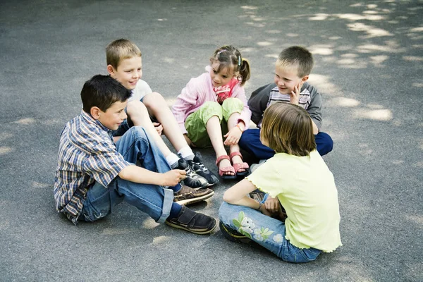 Kinderen Die Een Cirkel Zitten Spelen — Stockfoto