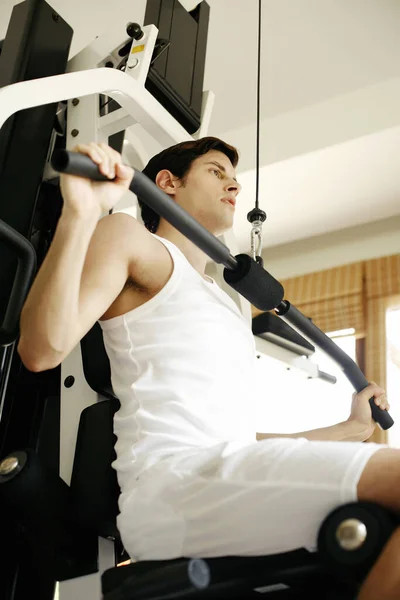 Hombre Haciendo Ejercicio Gimnasio —  Fotos de Stock