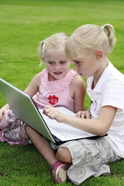 Girls Using Laptop — Stock Photo, Image