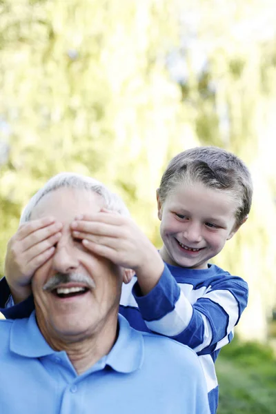 Chłopiec Zakrywający Oczy Dziadka — Zdjęcie stockowe