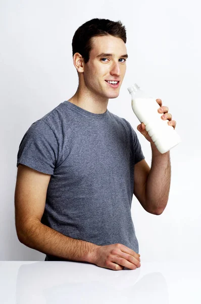 Человек Держащий Бутылку Молока — стоковое фото