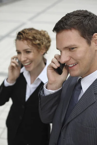 Geschäftsmann Und Geschäftsfrau Telefonieren — Stockfoto