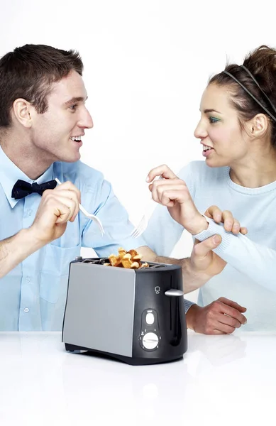 夫妇用烤面包机做松饼 — 图库照片