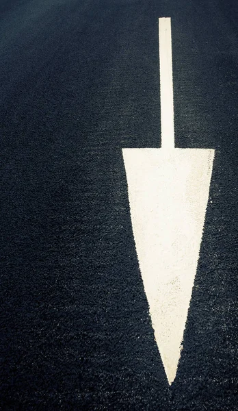 道路上の白い矢印上からの眺め — ストック写真