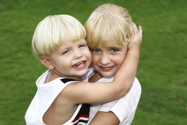 Kinder Umarmen Sich — Stockfoto