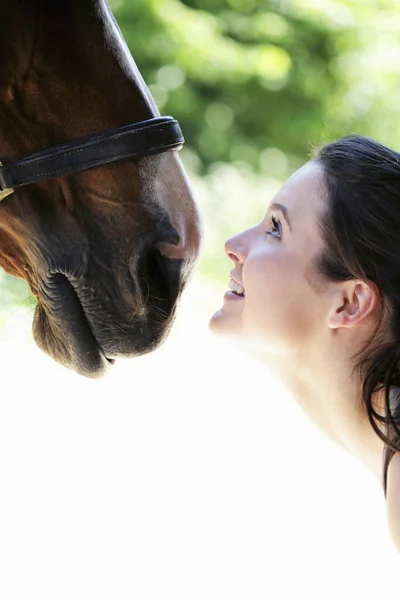 Vrouw Glimlachen Terwijl Kijken Naar Haar Paard — Stockfoto