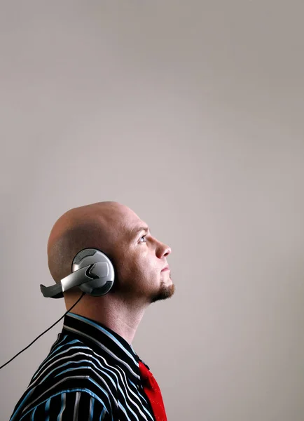 Adamı Kulaklıkla Müzik Dinliyor — Stok fotoğraf