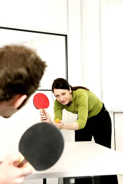 Geschäftsmann Und Geschäftsfrau Spielen Tischtennis — Stockfoto