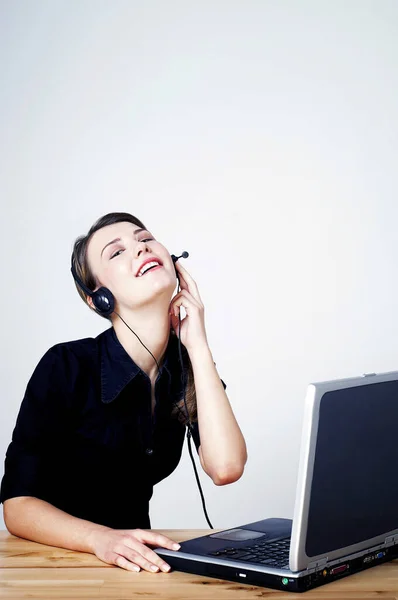 Donna Affari Che Parla Sulle Cuffie Del Telefono Utilizzando Computer — Foto Stock