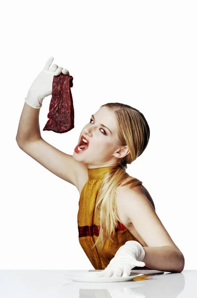 Mujer Punto Morder Una Carne — Foto de Stock