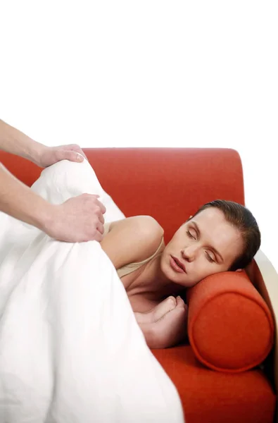 Homem Cobrindo Sua Esposa Com Cobertor — Fotografia de Stock