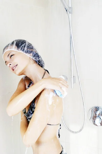 Gülümseyen Kadın Duş Alıyor — Stok fotoğraf