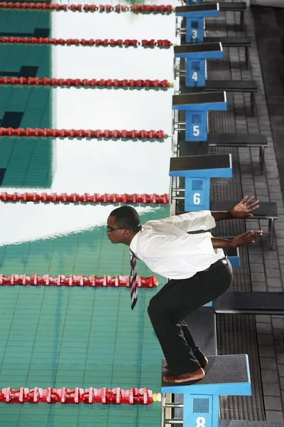 Empresário Preparando Para Saltar Para Piscina — Fotografia de Stock