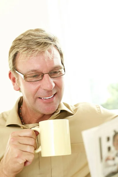 Zakenman Neemt Een Kop Drank Tijdens Het Lezen Van Krant — Stockfoto