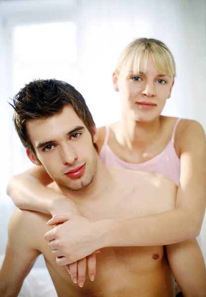 Pareja Posando Para Cámara — Foto de Stock