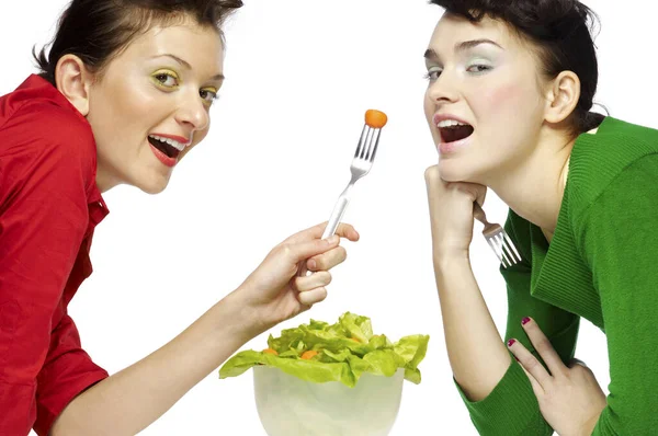 Duas Mulheres Comendo Salada — Fotografia de Stock