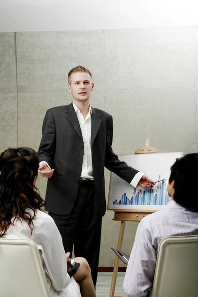 Jovem Empresário Dando Apresentação — Fotografia de Stock