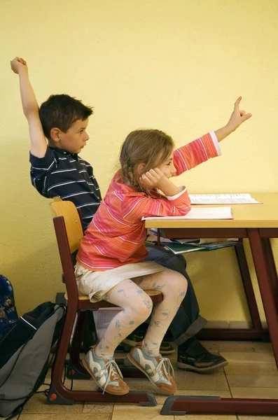 Anak Anak Mengangkat Tangan Mereka Untuk Menjawab Pertanyaan — Stok Foto