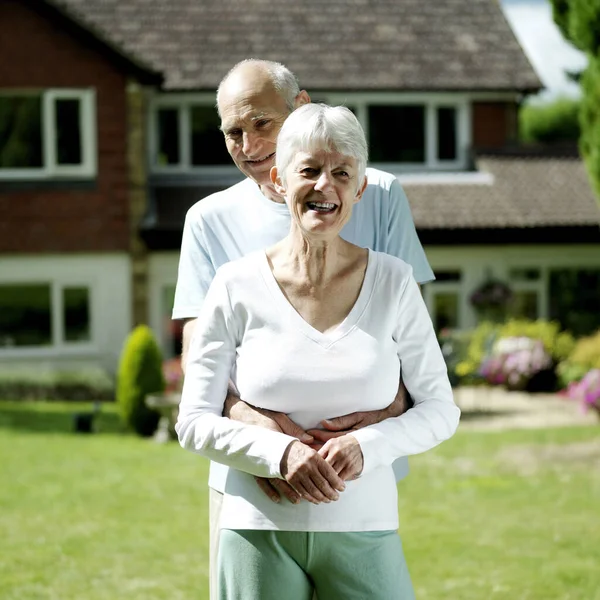 Äldres Par Står Utanför Sitt Hus — Stockfoto