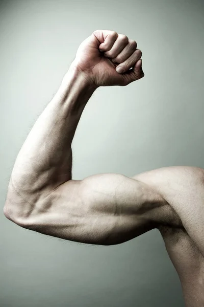 Hombre Flexionando Músculo Vista Cerca —  Fotos de Stock