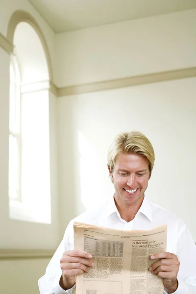 Sonriente Hombre Negocios Leyendo Periódico — Foto de Stock