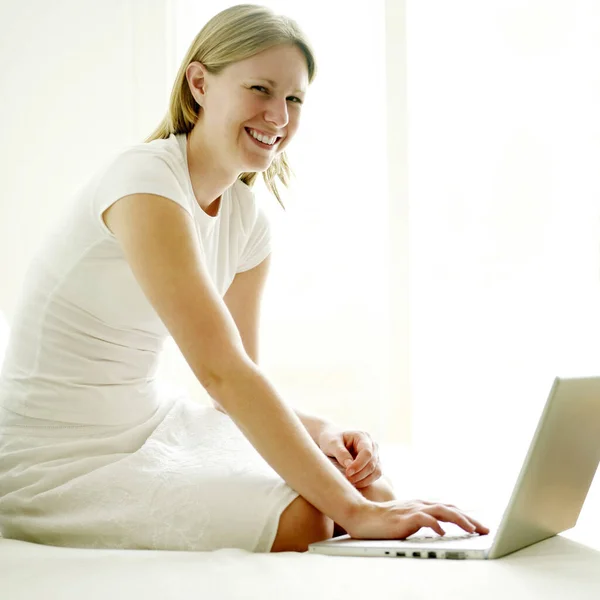 Жінка Посміхається Камеру Використовуючи Ноутбук — стокове фото
