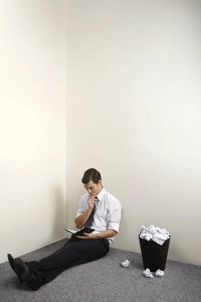 Empresario Escribiendo Organizador Cubo Basura Lleno Bolas Papel Arrugado Lado — Foto de Stock