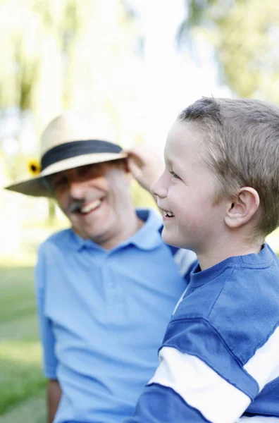 祖父と孫が笑う — ストック写真