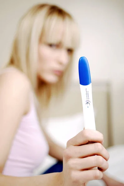 Woman Showing Her Pregnancy Test Result — Stock Photo, Image