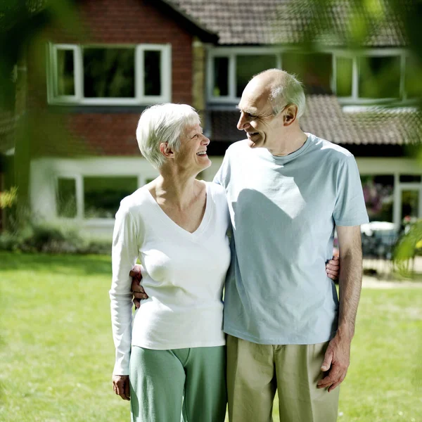 Ledande Par Som Står Framför Sitt Hus — Stockfoto