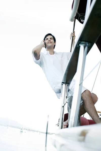 Uomo Che Parla Cellulare Mentre Naviga Uno Yacht — Foto Stock