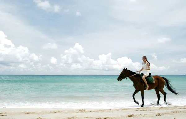Kobieta Ujeżdżająca Konia Plaży — Zdjęcie stockowe