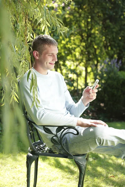 Hombre Joven Usando Teléfono Celular — Foto de Stock