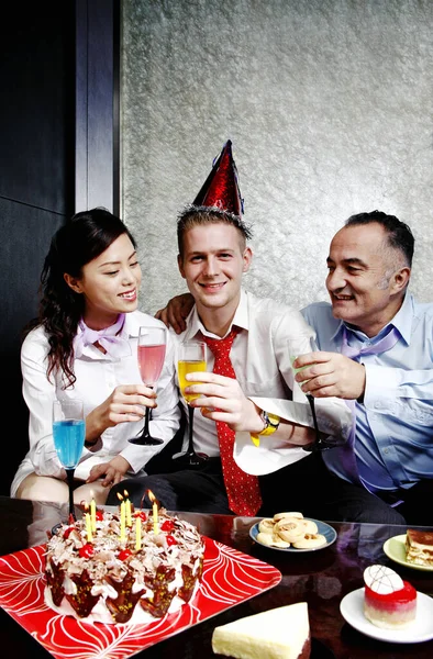 Une Fête Anniversaire Les Jeunes Clinquant Glasse Tout Étant Assis — Photo