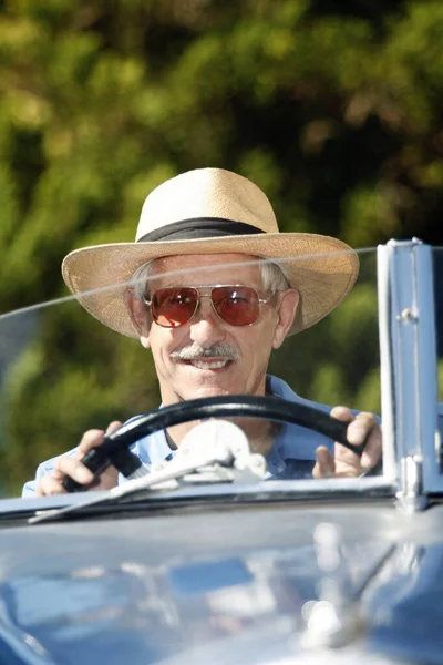 Starszy Mężczyzna Podróżujący Samochodem — Zdjęcie stockowe
