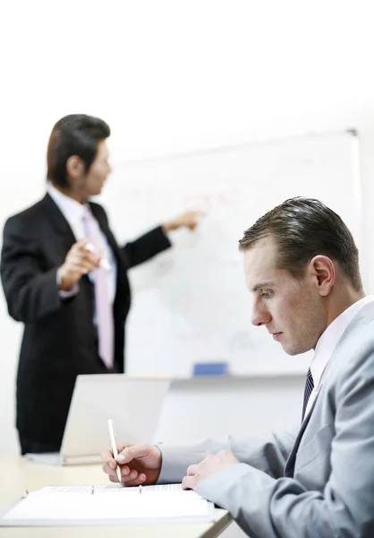 Geschäftsmann Notiert Einige Wichtige Notizen — Stockfoto