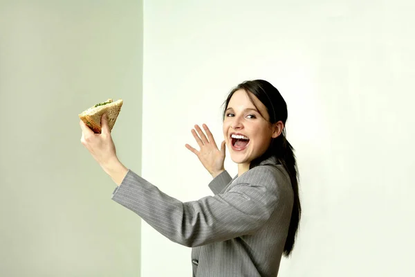 Junge Frau Hält Sandwich Mit Kuchen Der Hand — Stockfoto